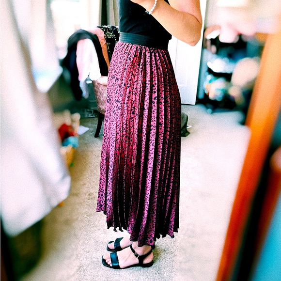 ZARA Rose Pleated Cheetah Print MIDI skirt - Picture 2 of 3